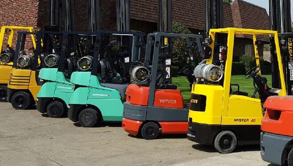 advantage-material-handling-types-used-forklift-price A fleet of forklifts that wanted a used forklift price.